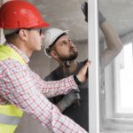 coup-moyen-homme-tenant-perceuse