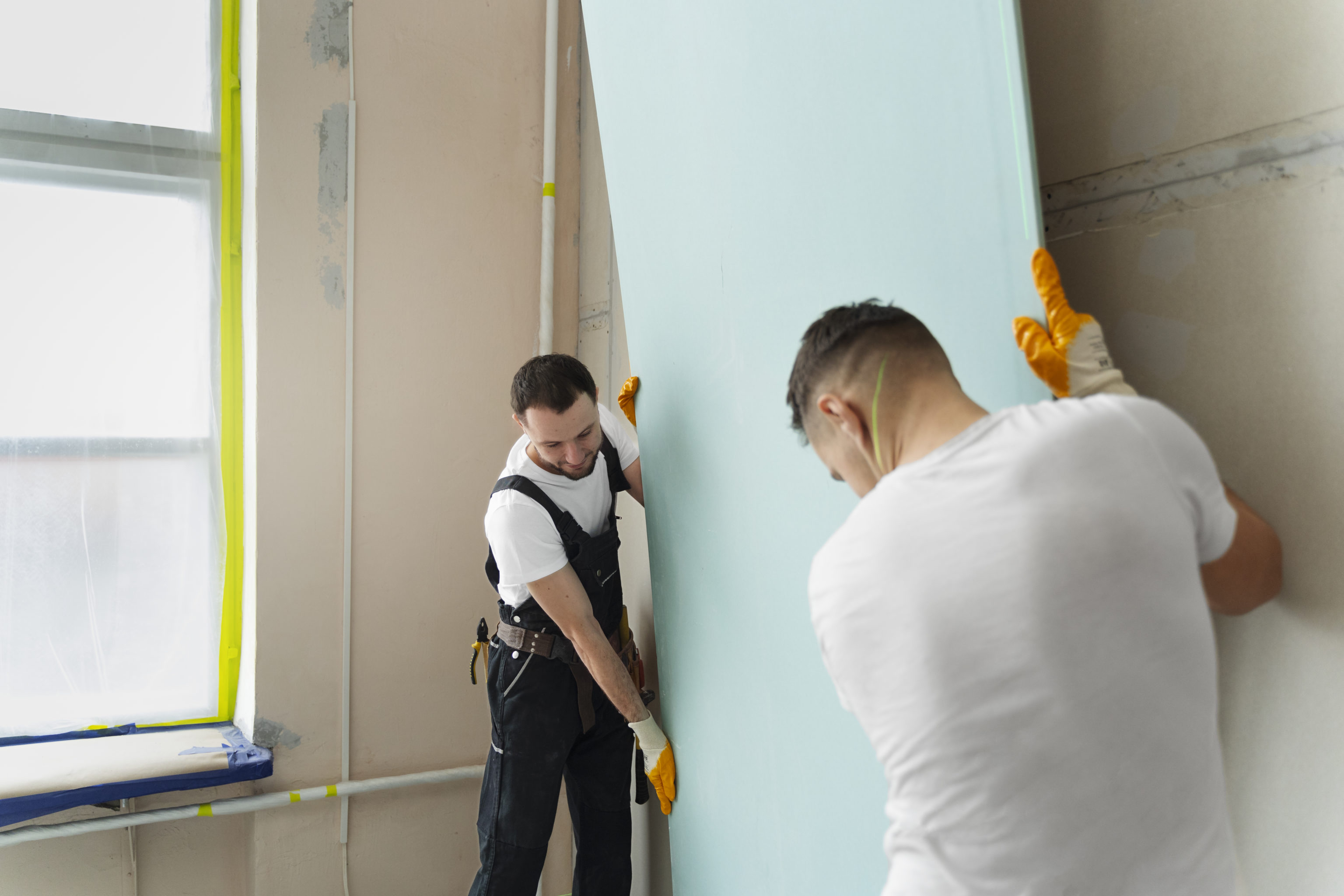 travailleurs-construction-coup-moyen-travaillant-ensemble